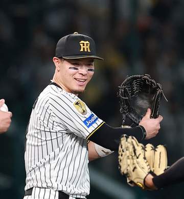 阪神・佐藤輝明が史上9人目の三冠王！球団ではバース以来40年ぶりの快挙 森下は最高出塁率で初タイトル