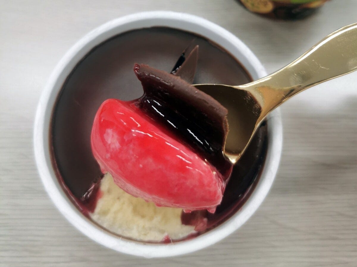 濃厚なバニラ&マカデミアに、ベリーソースの酸味がアクセント