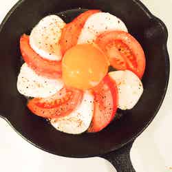 手順2：オリーブオイル、塩、黒胡椒をかけ、真ん中に卵をのせる／画像提供：柏原歩