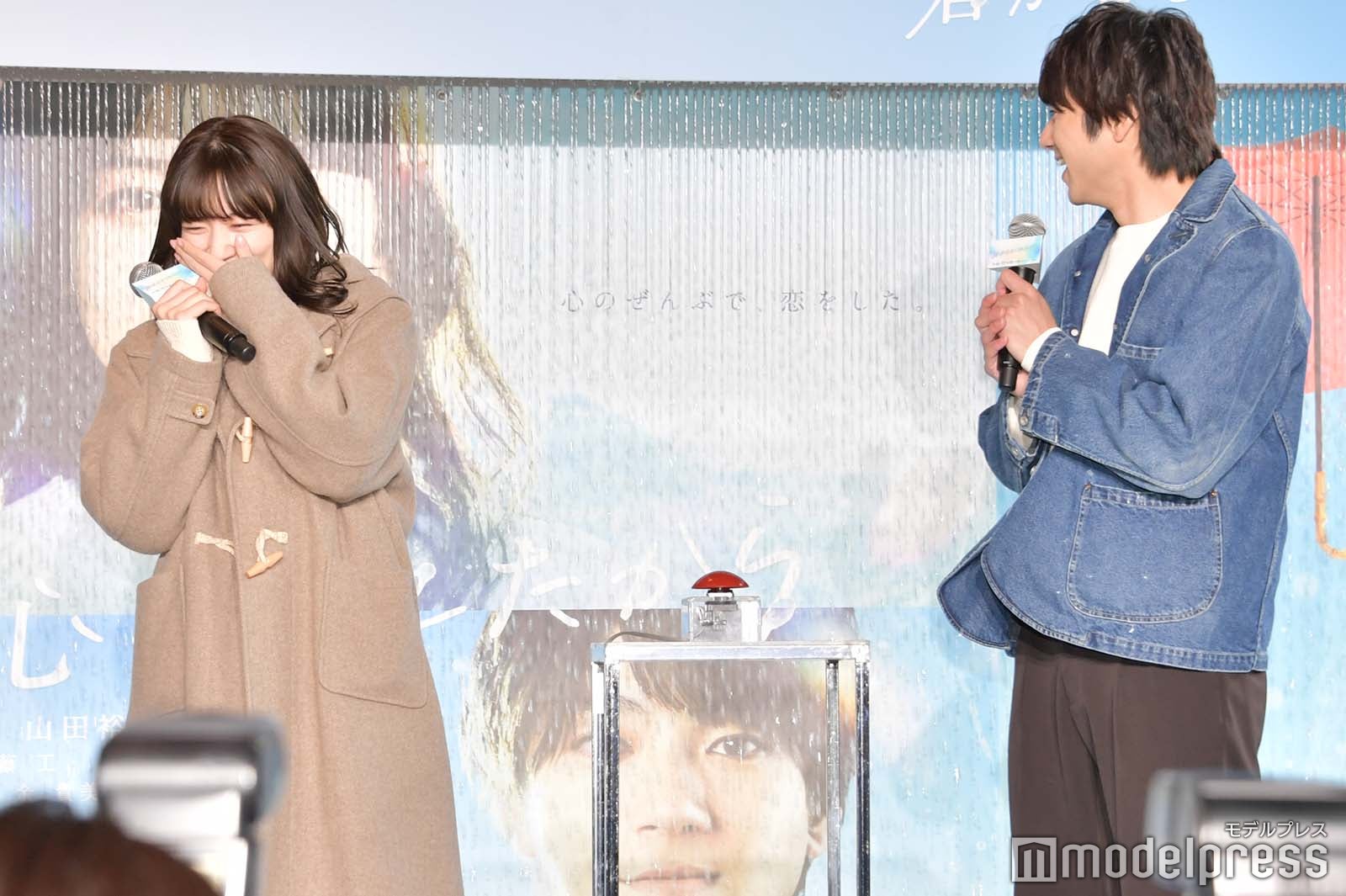 予想外の演出に思わず笑みをこぼす永野芽郁、山田裕貴（C）モデルプレス