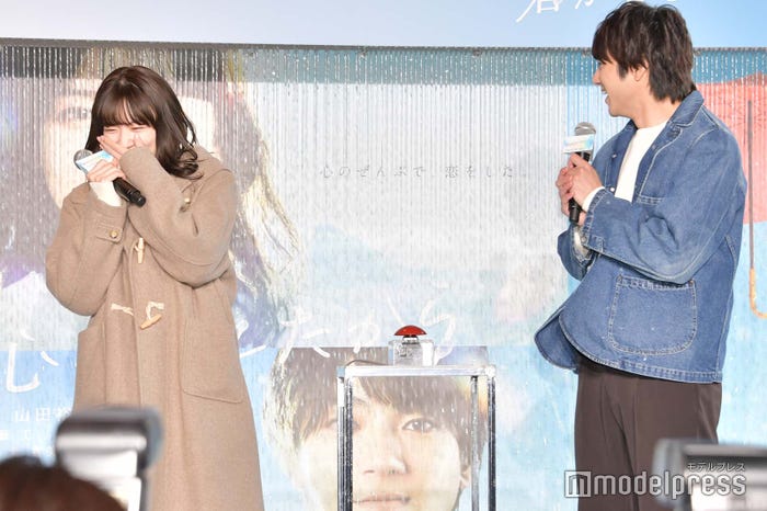 予想外の演出に思わず笑みをこぼす永野芽郁、山田裕貴(C)モデルプレス