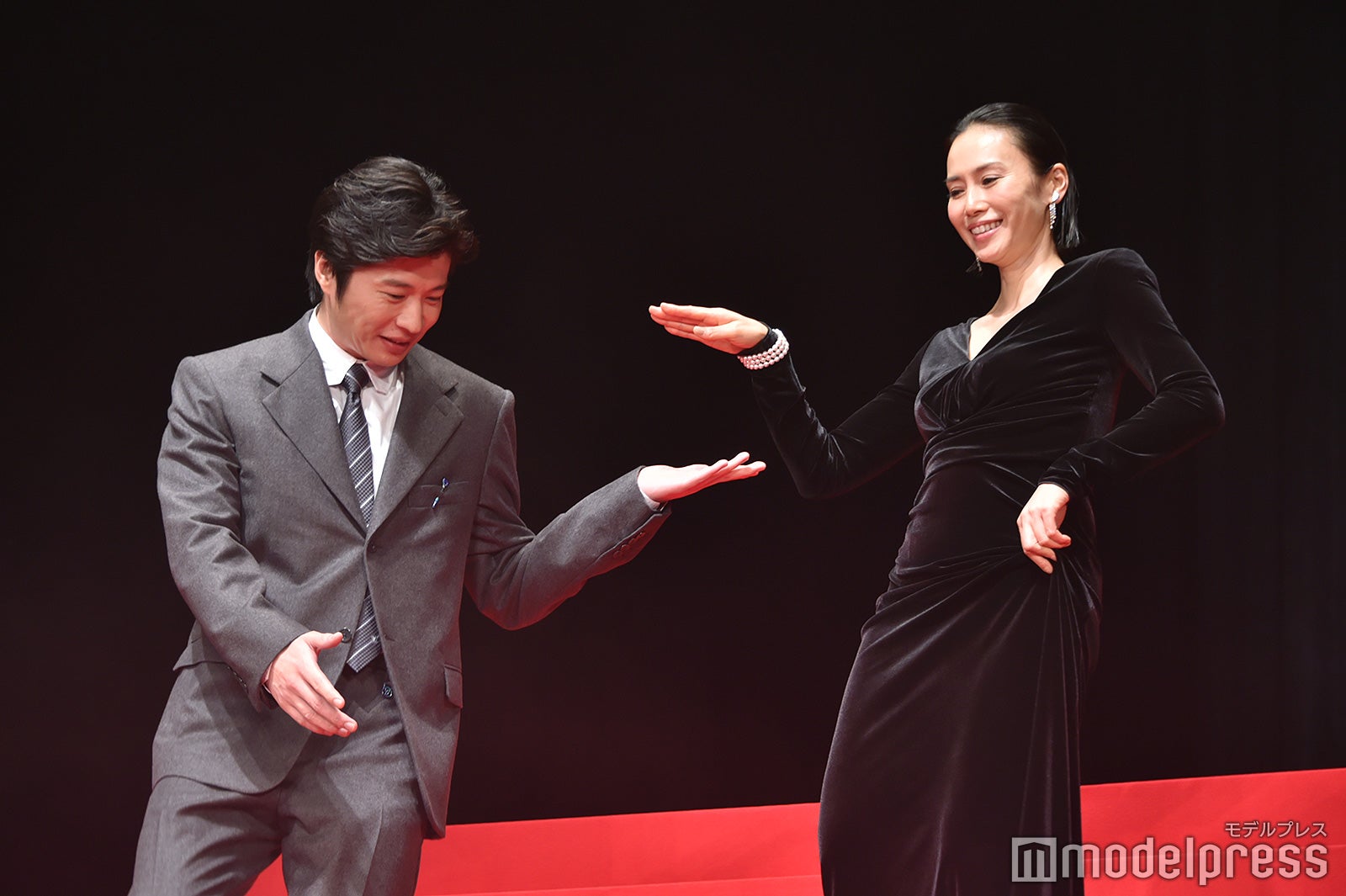 ご時世柄、手を触れられないためエスコートに戸惑う田中圭（C）モデルプレス