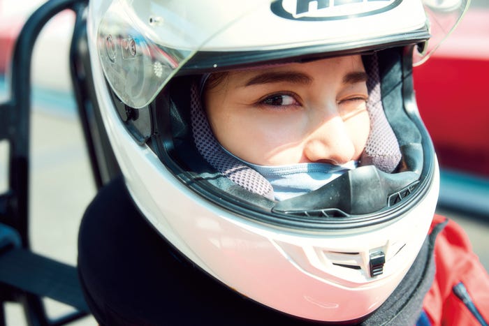 都丸紗也華/撮影:高橋慶佑、ヘアメイク:田森春菜(JULLY)、スタイリング:富田育子(C)扶桑社