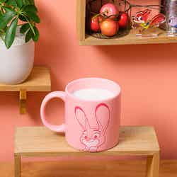 ホットミルク税込790円(C)Disney