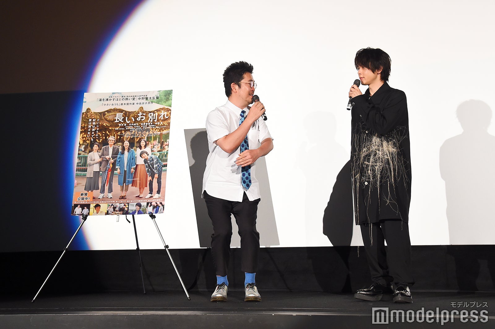 「膝を抱えて座って、『俺に触るな。俺に触ったら火傷するぞ』みたいな顔をしていた」という初対面の中村倫也（右）を再現する中野量太監督（左）／（C）モデルプレス