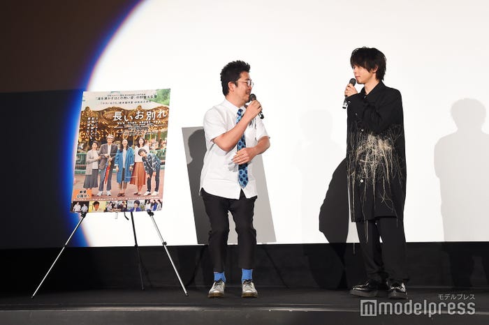 「膝を抱えて座って、『俺に触るな。俺に触ったら火傷するぞ』みたいな顔をしていた」という初対面の中村倫也(右)を再現する中野量太監督(左)/(C)モデルプレス