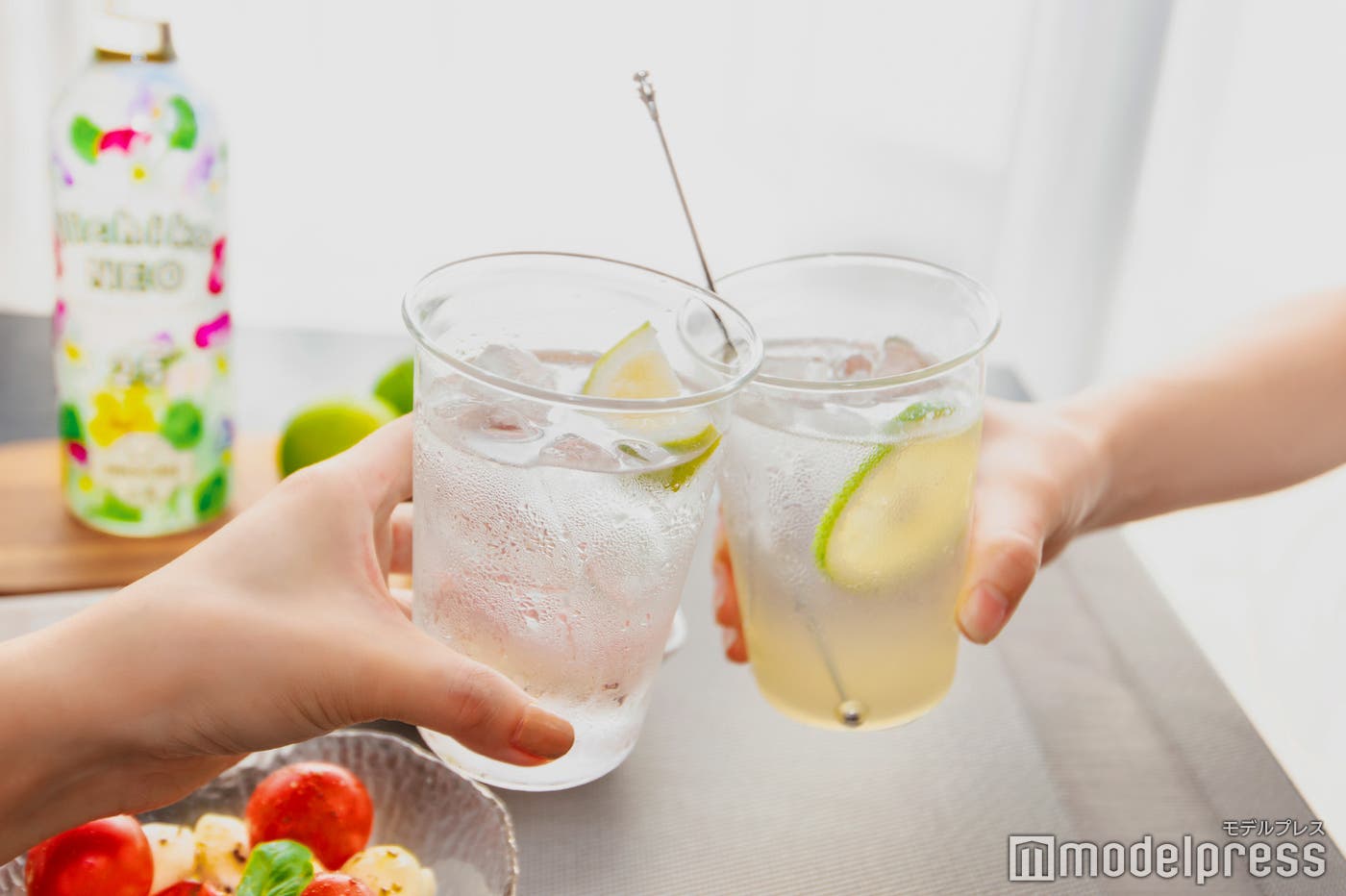 “NEOハイ”で乾杯!(C)モデルプレス