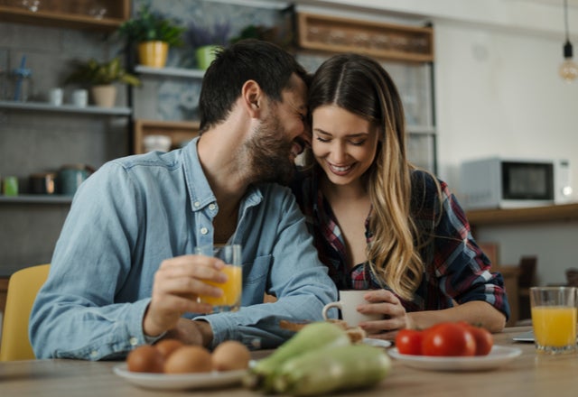 一緒にいるのにスマホばかり 彼氏がいるのに寂しさを感じる瞬間4つ モデルプレス