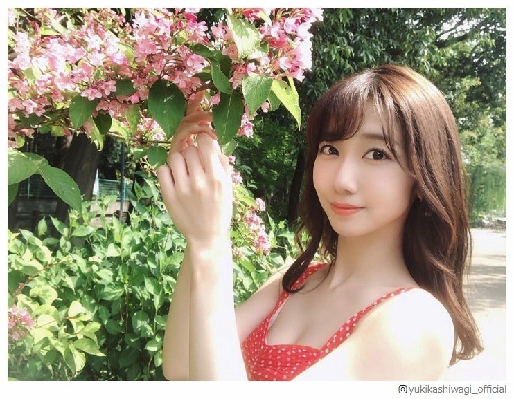 柏木由紀、谷間チラリSEXYショットに絶賛の声