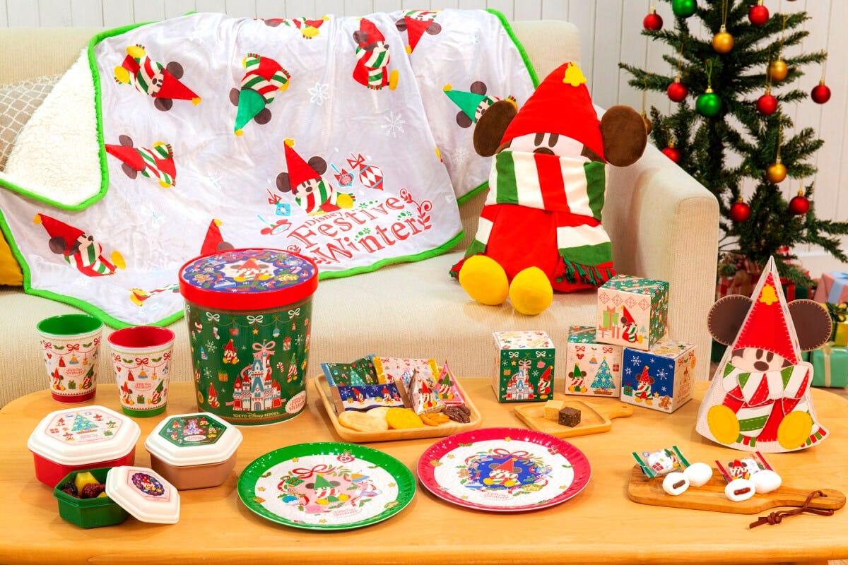 左から、シール容器セット（1800円）、タンブラーセット（2100円）、菓子詰め合わせ（1300円）、プレートセット（2500円）、キュービックチョコレートクランチ（1400円）、マシュマロ（700円）。奥はブランケット（5400円）