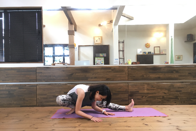 股関節ストレッチ