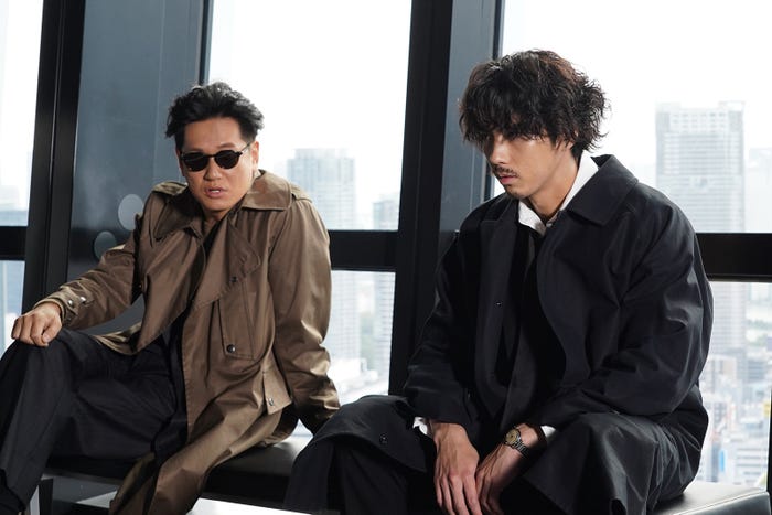 井浦新、賀来賢人/「ニッポンノワール―刑事Yの反乱―」第4話より(C)日本テレビ