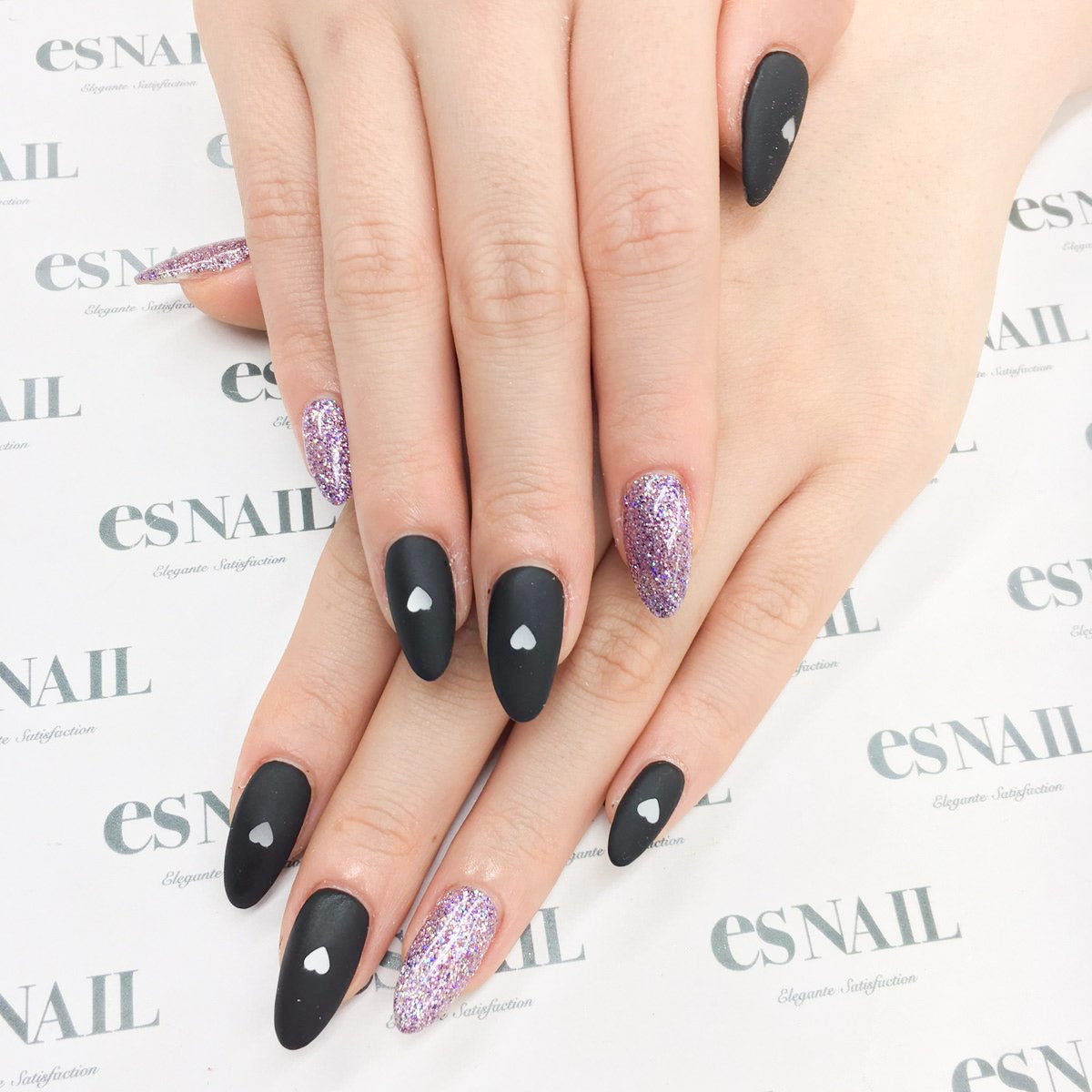 ちょっぴりセクシーな指先に／画像提供：esNAIL