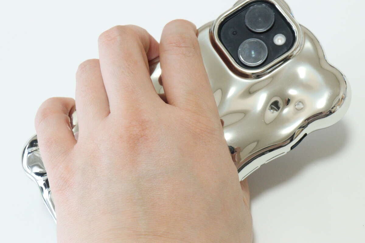 ダイソー　ぽこぽこケース（アイフォーン用、15＆14）　デザイン　サイズ感