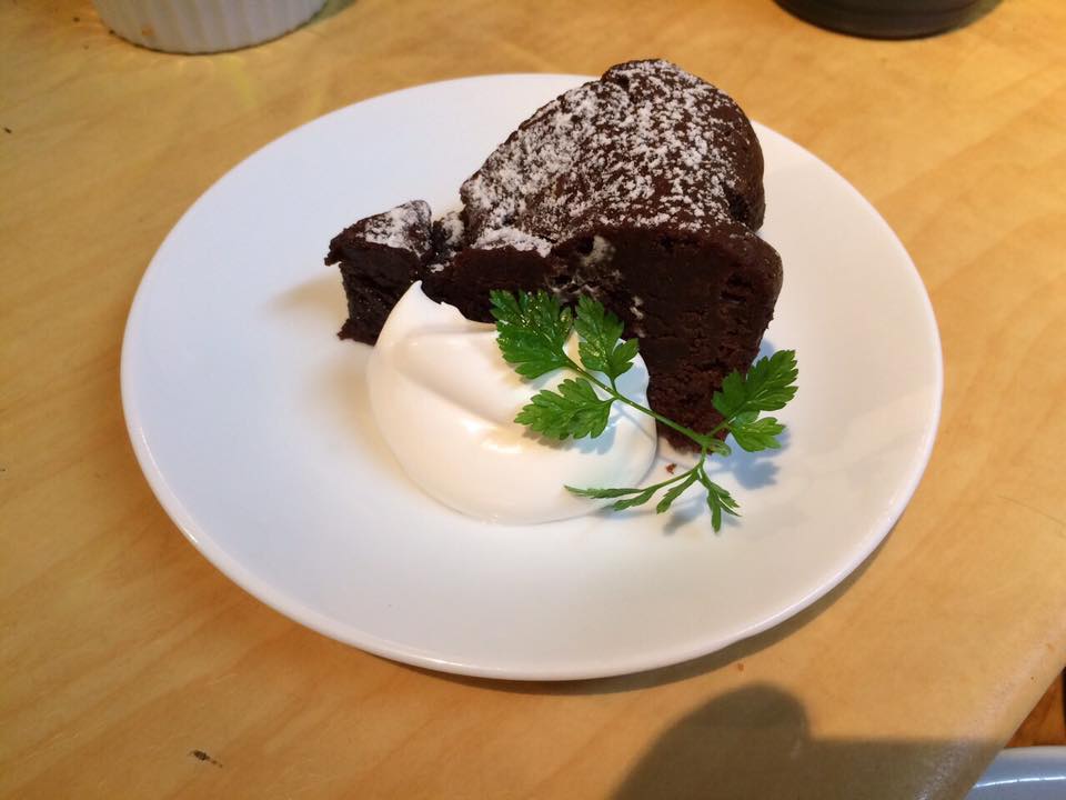 自家製のガトーショコラ／画像提供：GAKE