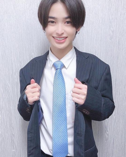 課長のスーツを着るチバくん/会社員のチバInstagramより