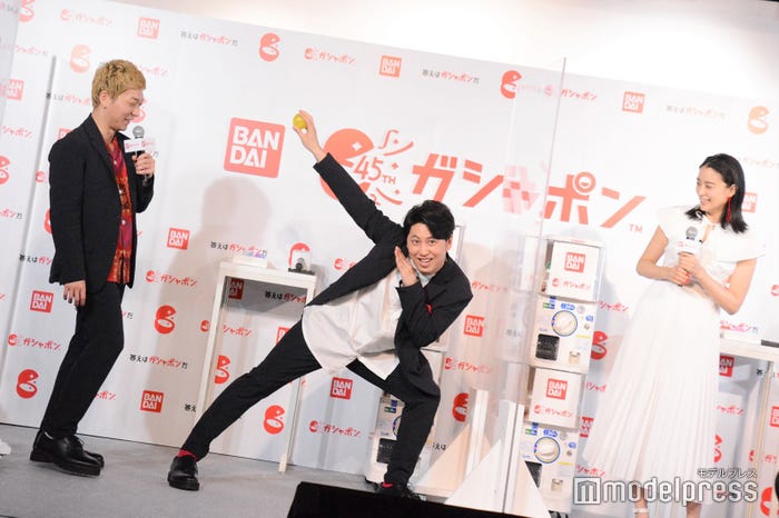 嶋佐和也、屋敷裕政、山本美月 (C)モデルプレス