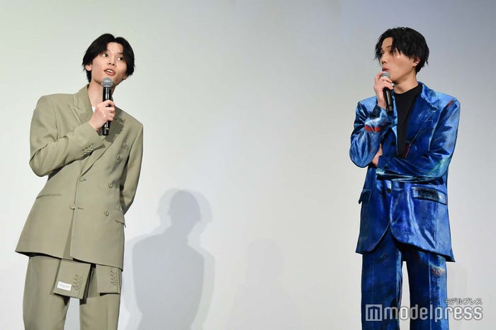 凪良ゆう氏からのサプライズ手紙に驚く萩原利久&八木勇征(C)モデルプレス