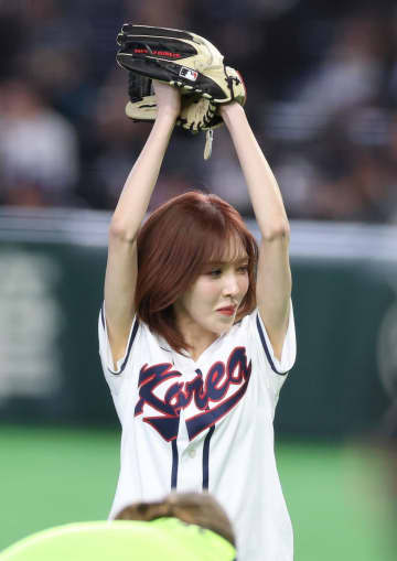 MLB公式が「勝利の妖精」韓国-チェコ戦の始球式にRed Velvetのウェンディが登場 投球後に両軍ベンチへ深々とお辞儀 注目集める