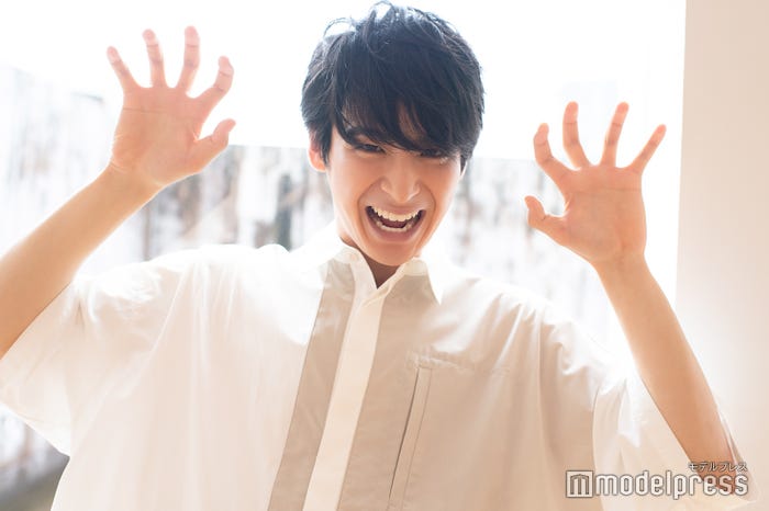 “オオカミポーズ”をしてもらいました! /山下航平(C)モデルプレス