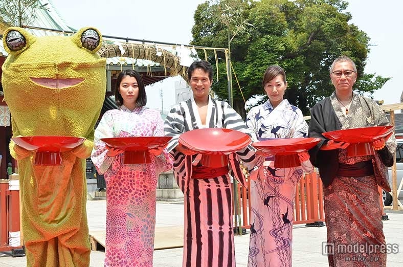 （左から）KAERUくん、成海璃子、市原隼人、高島礼子、三池崇史監督