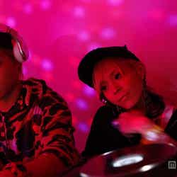 「J-WAVE“HELLO WORLD”×TAKENOKO!!!」でDJプレイを披露した川端かなこ(右)