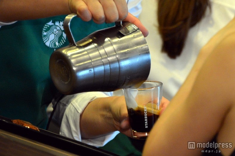 専用のショットグラスに注がれる「フォーム ドピオ エスプレッソ」