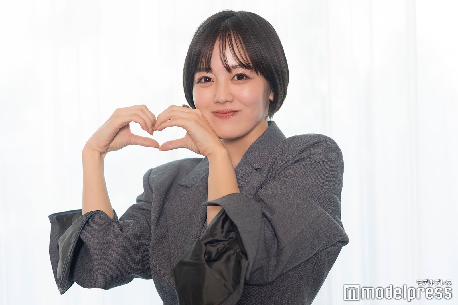 大橋和也のアイドルポーズにならってハートポーズを披露した伊原六花（C）モデルプレス