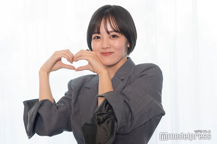 大橋和也のアイドルポーズにならってハートポーズを披露した伊原六花(C)モデルプレス