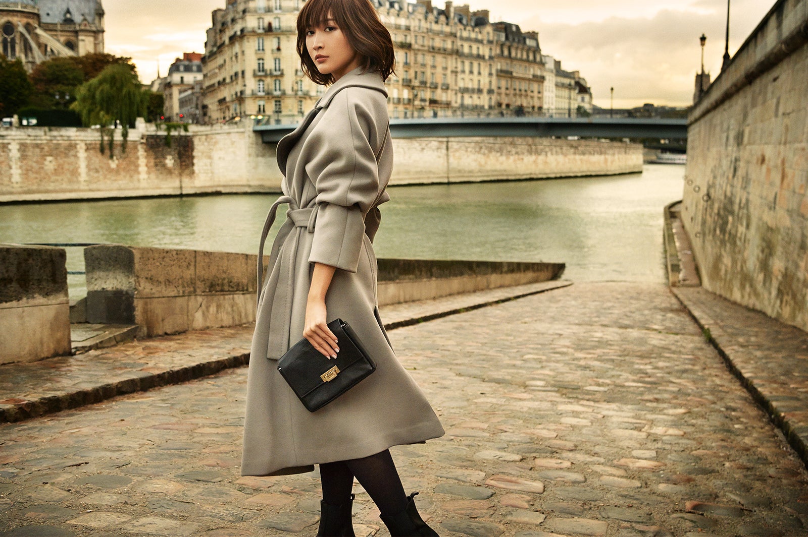 「BIBYE 衿取り外しガウンコート」￥49,680（税込）／モデル：紗栄子