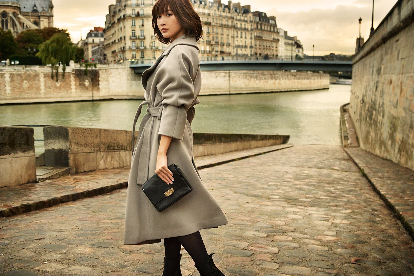 「BIBYE 衿取り外しガウンコート」¥49,680(税込)/モデル:紗栄子