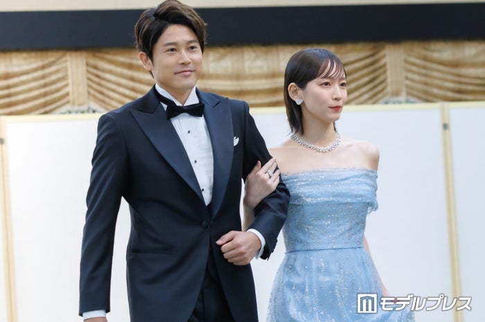 吉岡里帆、美デコルテ輝くドレス姿 内田篤人がエスコート「妻には“デレデレするな”と…」
