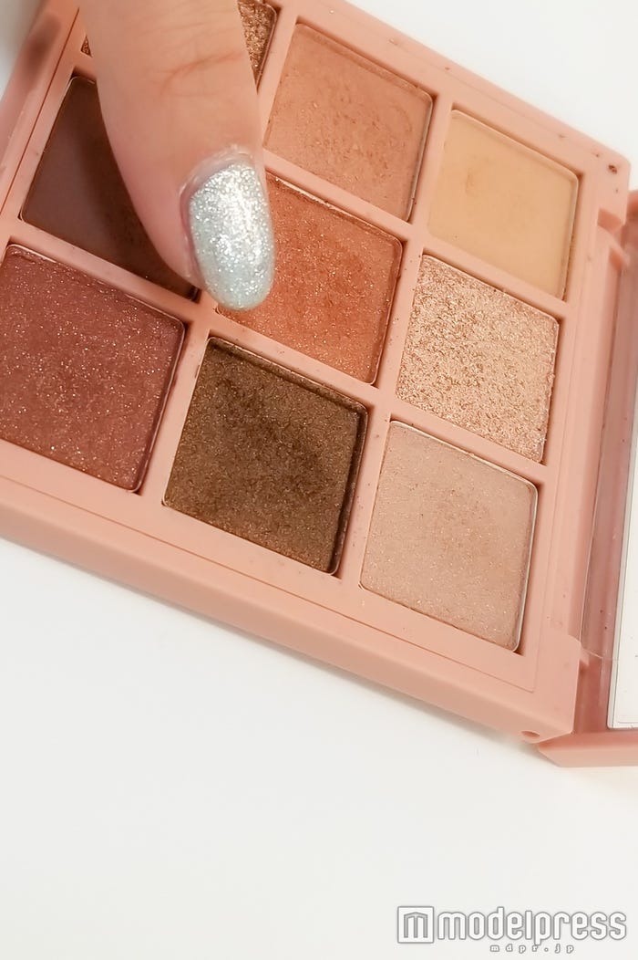 ③中段右 (C)モデルプレス