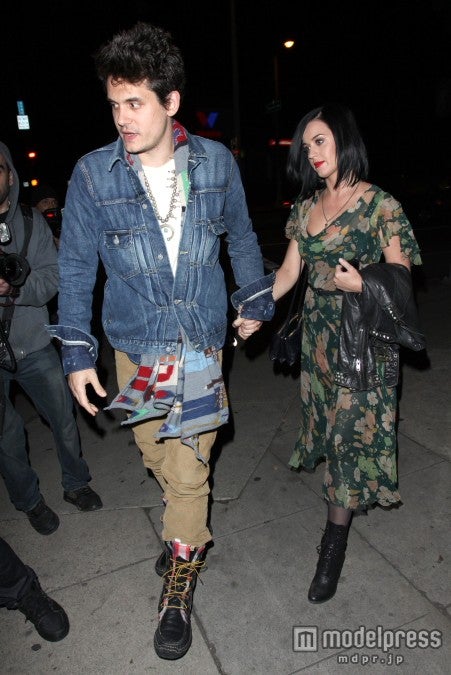 ケイティ・ペリー、ジョン・メイヤーと新年手つなぎデート