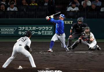 DeNA・相川監督の勝負手に甲子園どよめく 力投の尾形に代打・筒香が登場