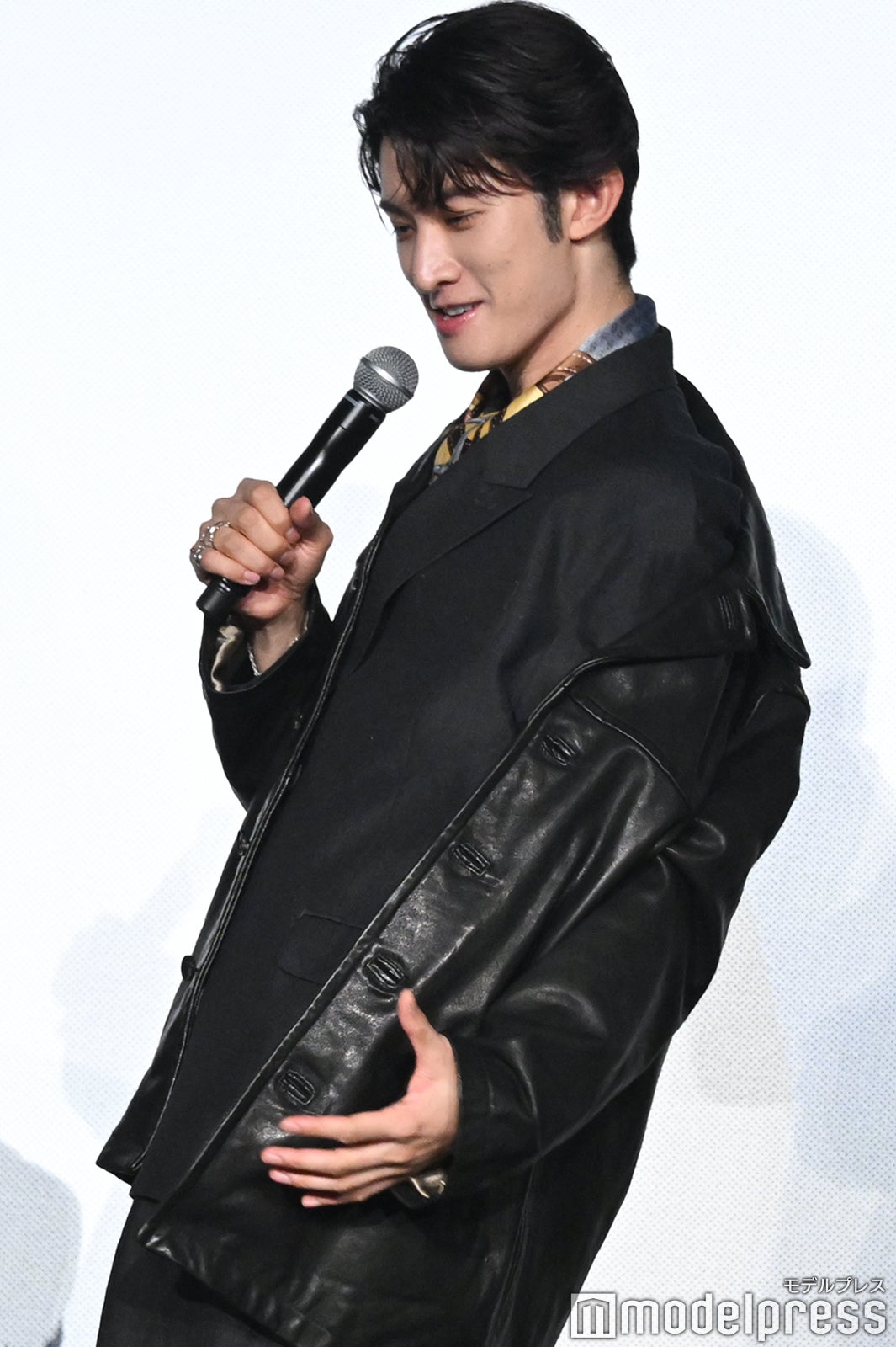 藤原大祐が筋肉を見せる様子を真似する向井康二（C）モデルプレス