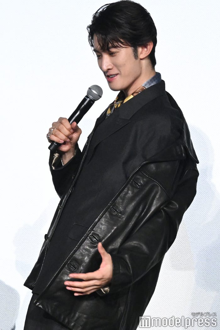 藤原大祐が筋肉を見せる様子を真似する向井康二(C)モデルプレス