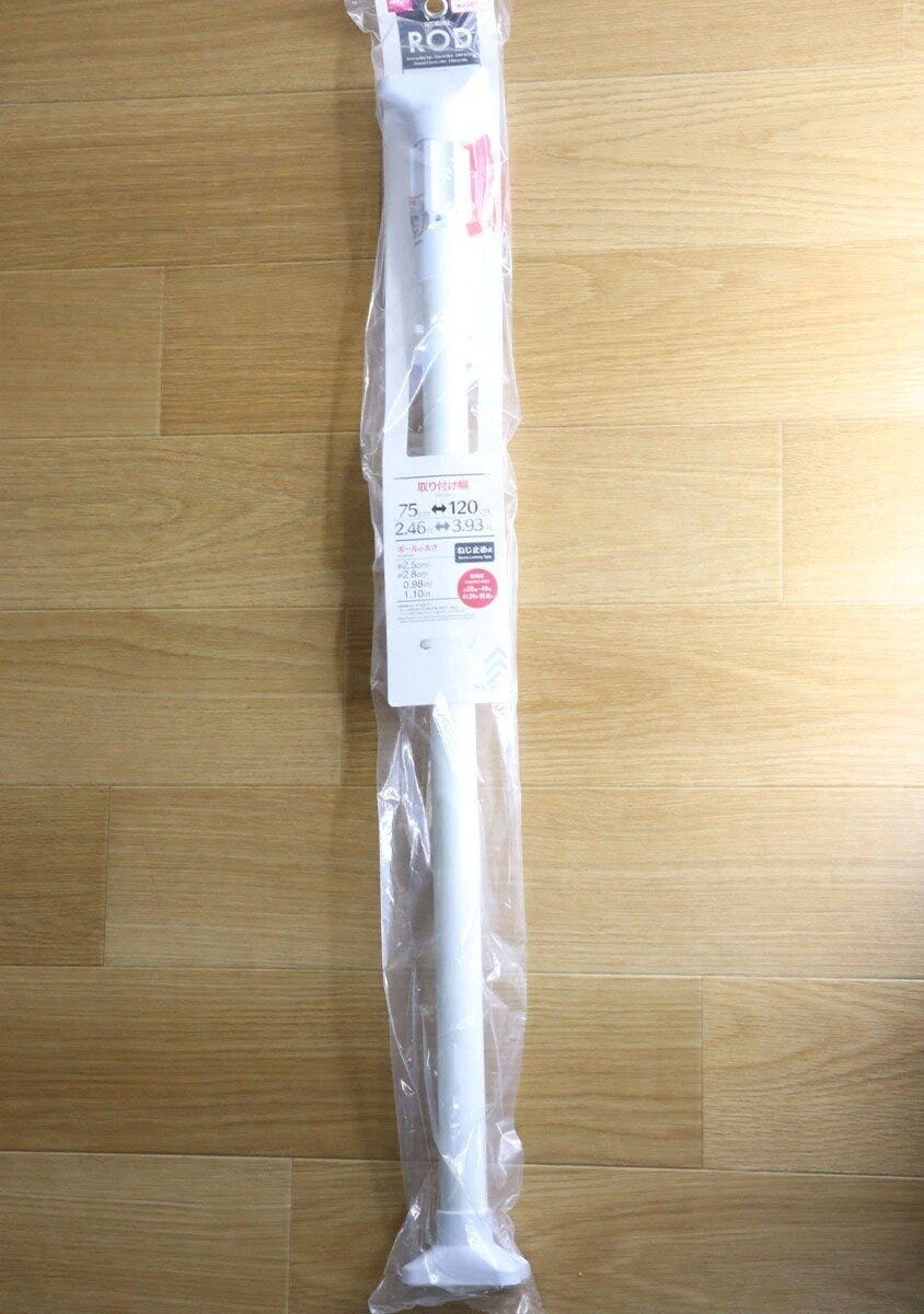 透明な袋に入った白いねじ止め式つっぱり棒の全体像 透明な袋に入った白いねじ止め式つっぱり棒の全体像