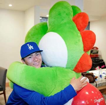 山本由伸がヨッシーと激カワハグ♥ド軍が舞台裏公開で「ヨシ＆ヨシ最高」「カルロスちゃん怒りますよ」ファン大反響 ボブルヘッドデーはチケット完売＆長蛇の列