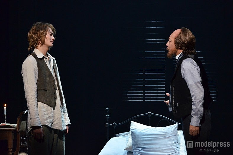 舞台『皆既食～Total Eclipse～』稽古の模様／岡田将生（左）、生瀬勝久（右）