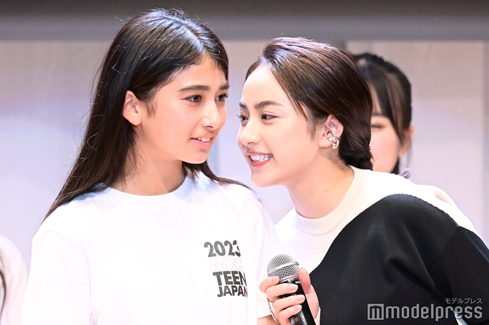 バーン眞寿璃さん、耳打ちする平祐奈 （C）モデルプレス