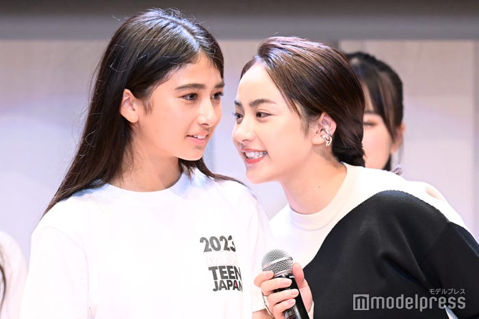 バーン眞寿璃さん、耳打ちする平祐奈 (C)モデルプレス