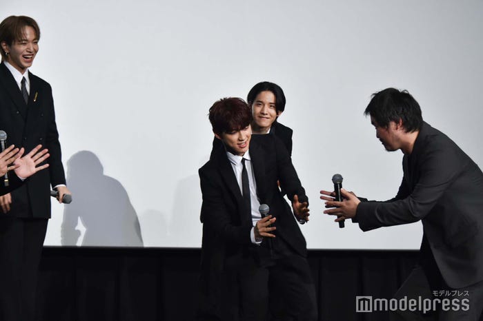 稲垣哲朗監督をノリノリで迎える河野純喜ら (C)モデルプレス