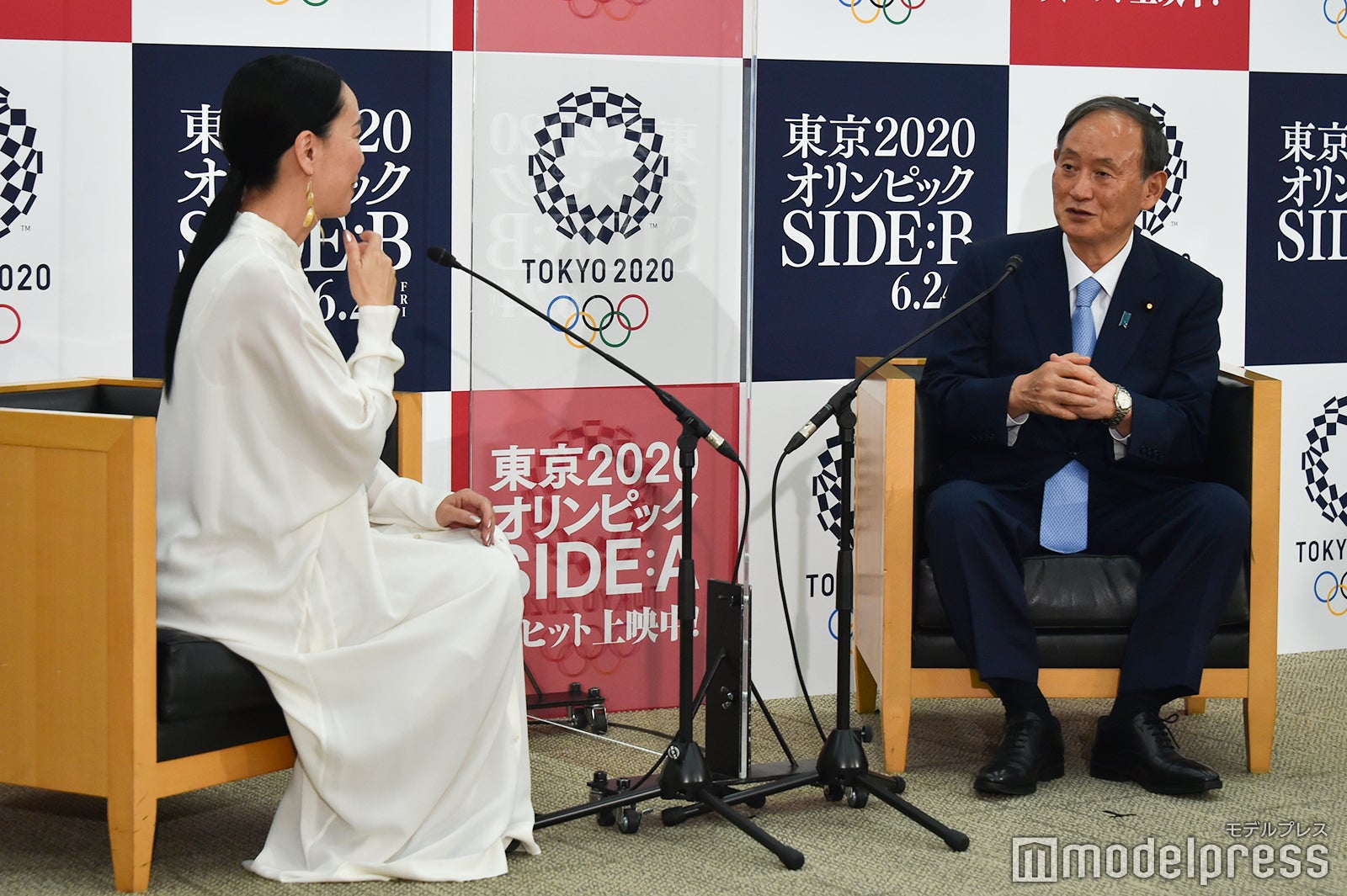 河瀨直美監督、菅義偉氏（C）モデルプレス