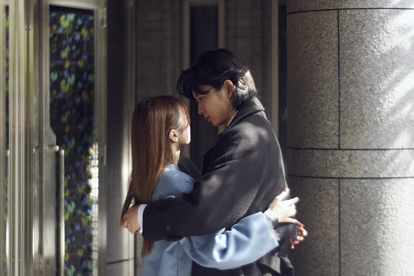 紺野彩夏、鈴木仁「復讐カレシ～溺愛社長の顔にはウラがある～」第6話（C）「復讐カレシ～溺愛社長の顔にはウラがある～」製作委員会・MBS