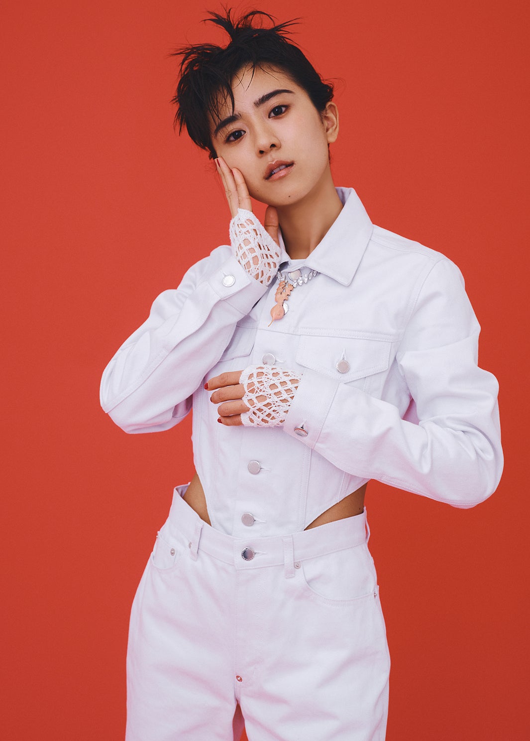 黒島結菜、ヘルシー美ウエストをチラ見せ