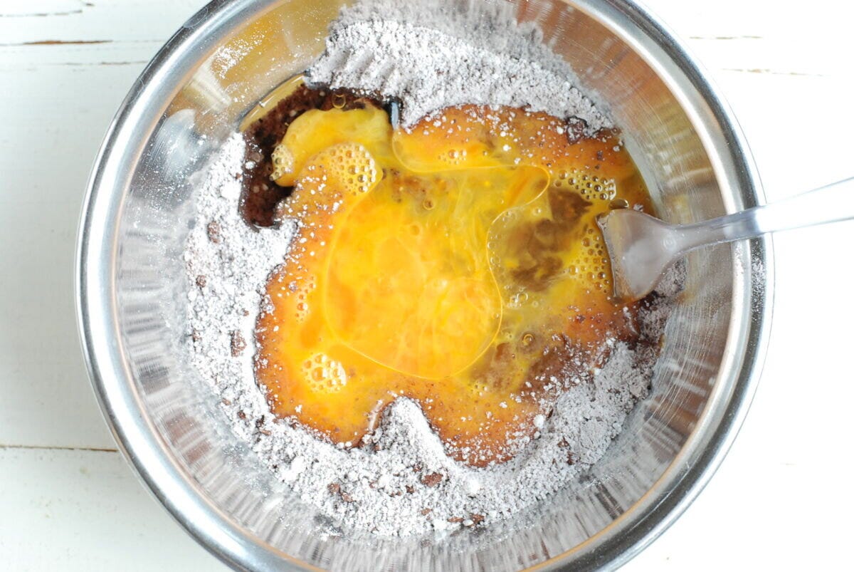 卵、水、サラダ油を加えさらに混ぜ合わせる。