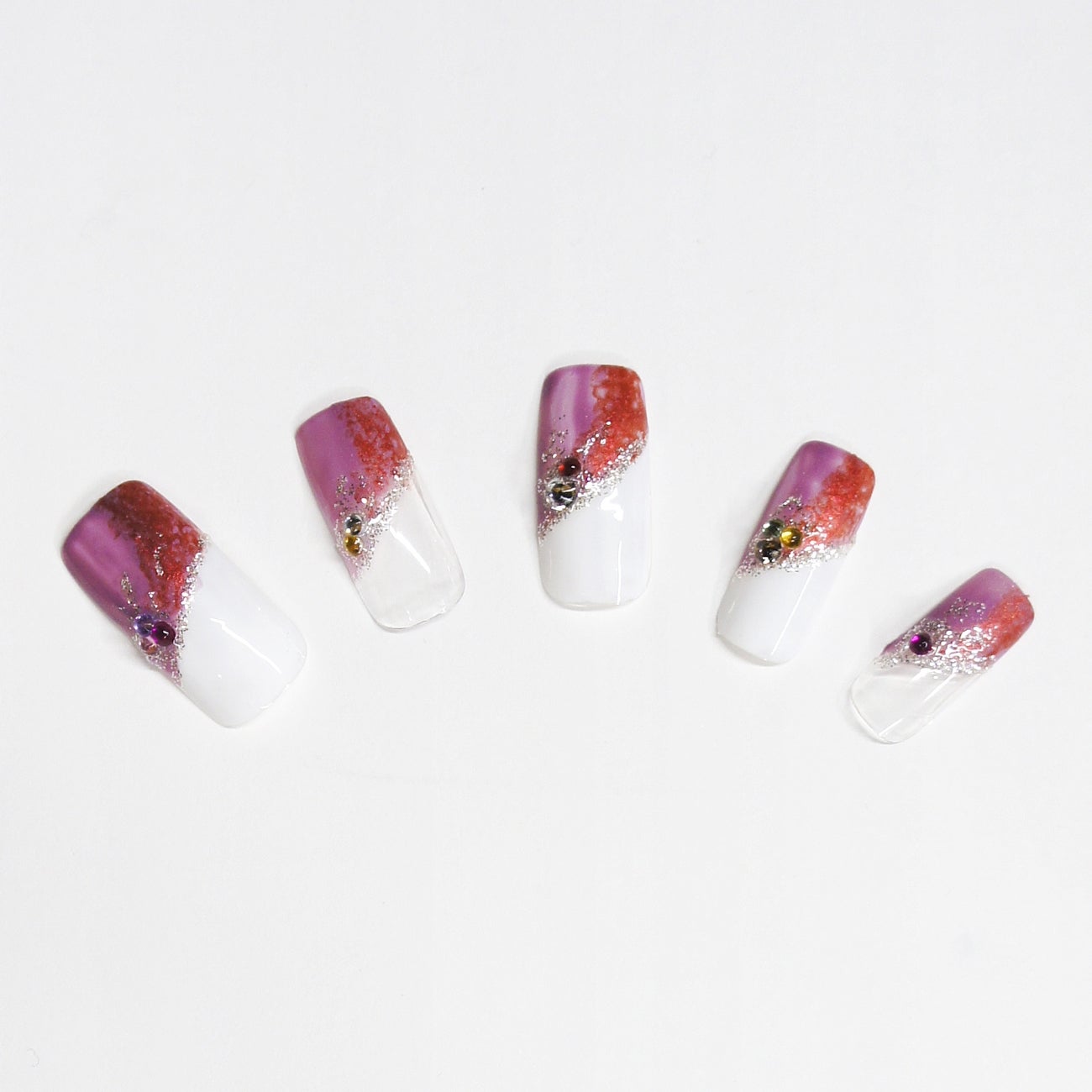 他のラメやラインストーンを合わせて大人っぽく／画像提供：上羽絵惣株式会社