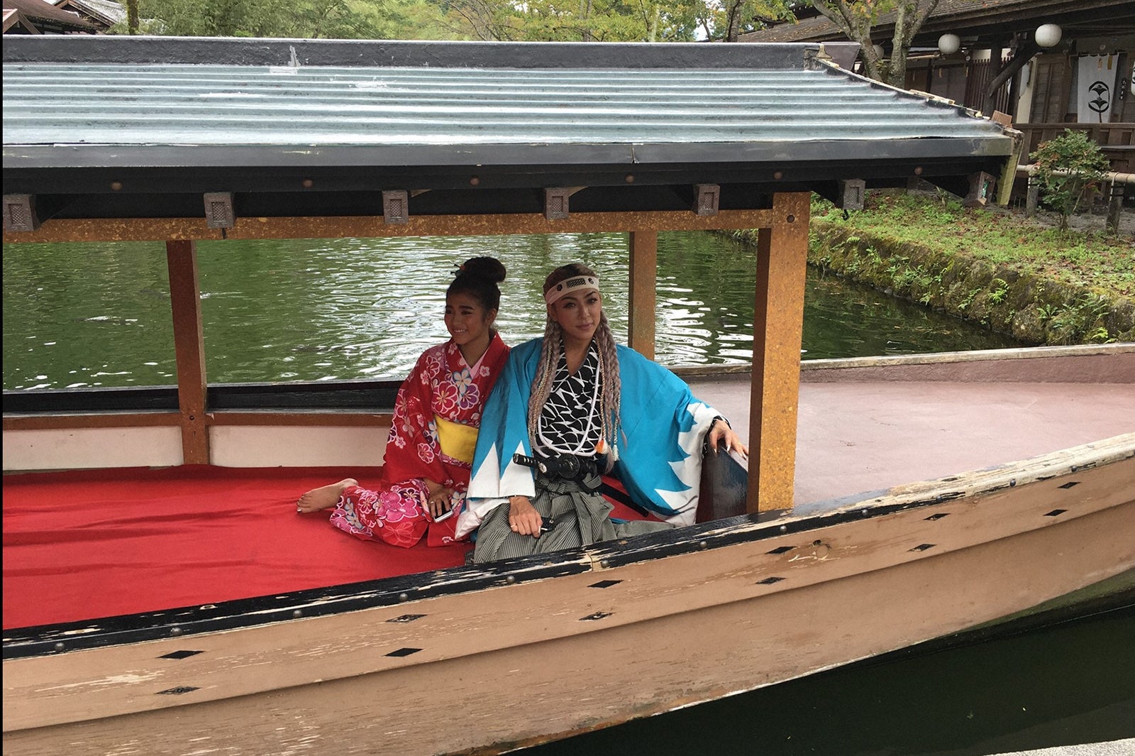 渡橋を体験する（左から）今井華、GENKING／画像提供：TBS