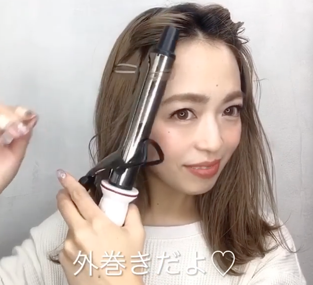 コテで巻く女性